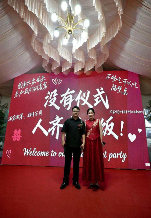 年轻人开始整顿婚礼:无接亲、无婚车、无司仪、无跟妆摄像,还用AI手搓婚纱照