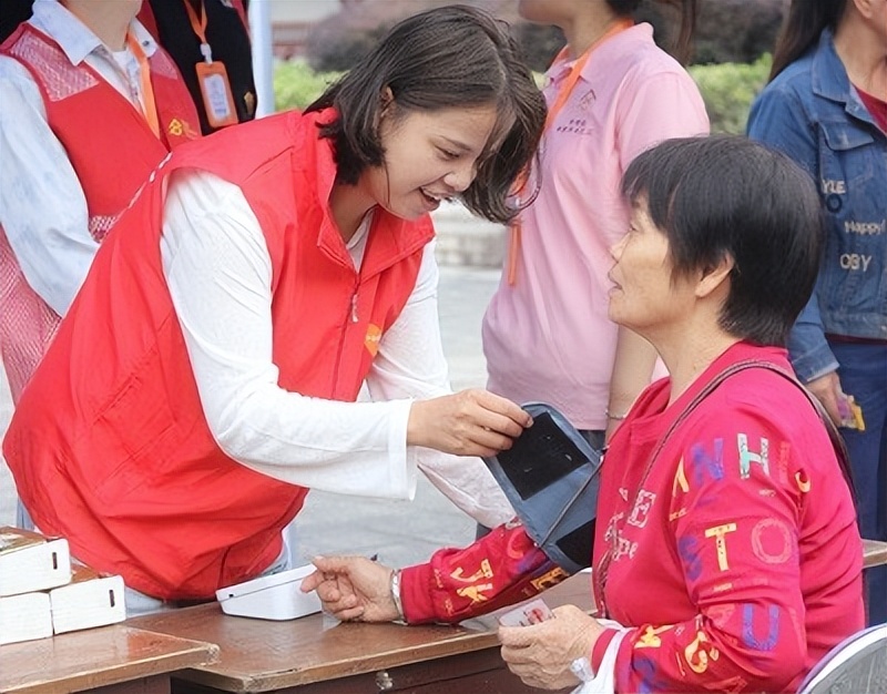 义诊义剪暖乡邻 消防科普护安居