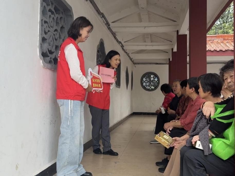 义诊义剪暖乡邻 消防科普护安居
