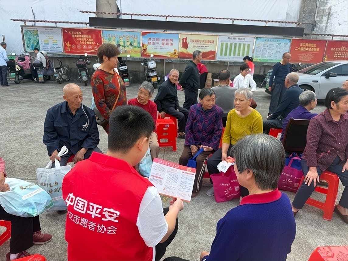 义诊义剪暖乡邻 消防科普护安居