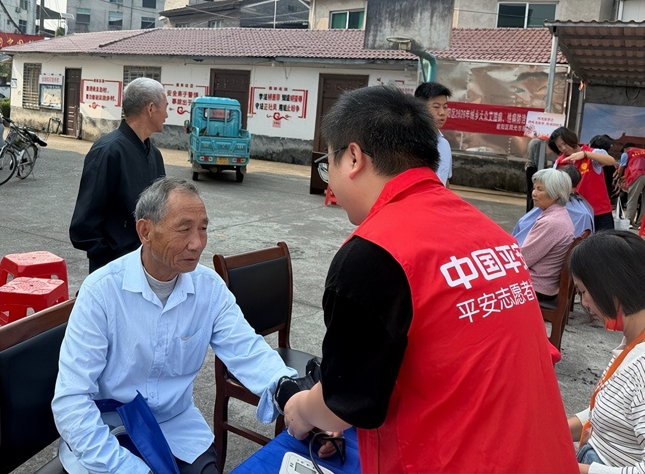 义诊义剪暖乡邻 消防科普护安居