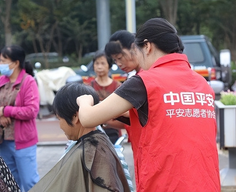 义诊义剪暖乡邻 消防科普护安居