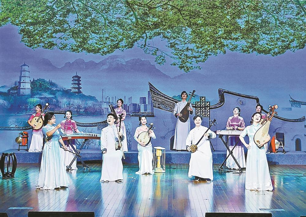 《金厝边银乡里》在第十四届中国曲艺牡丹奖终评现场竞演。 （省曲艺家协会供图）