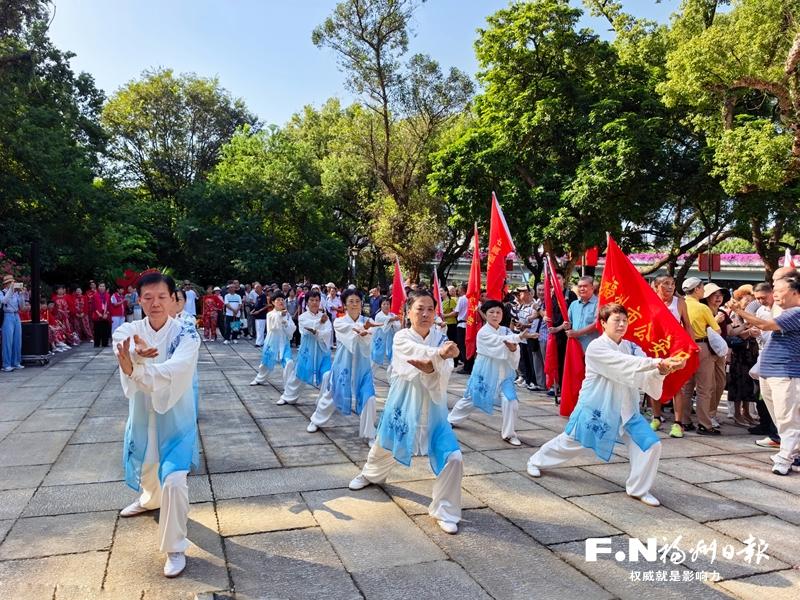 重阳登乌山 银发踏秋欢