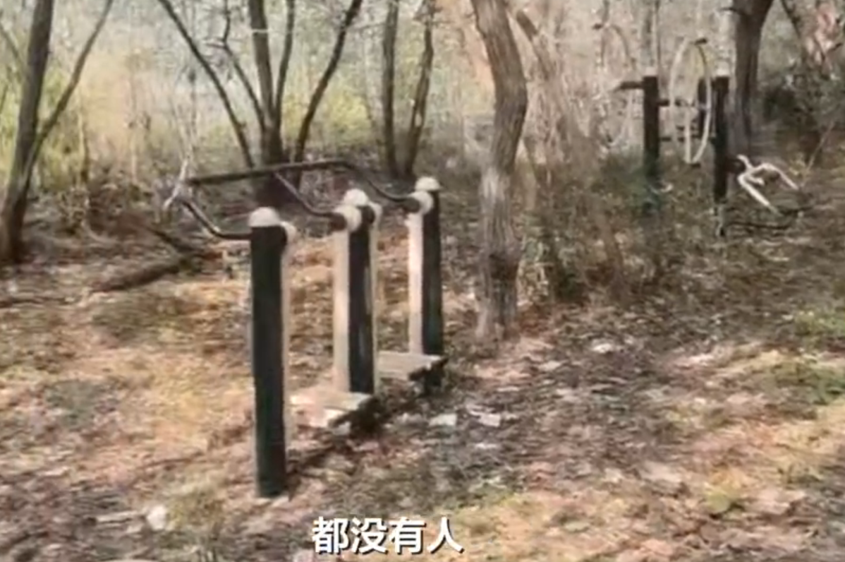 河南一村子在荒郊野地安装健身器材 当地称附近有村民居住