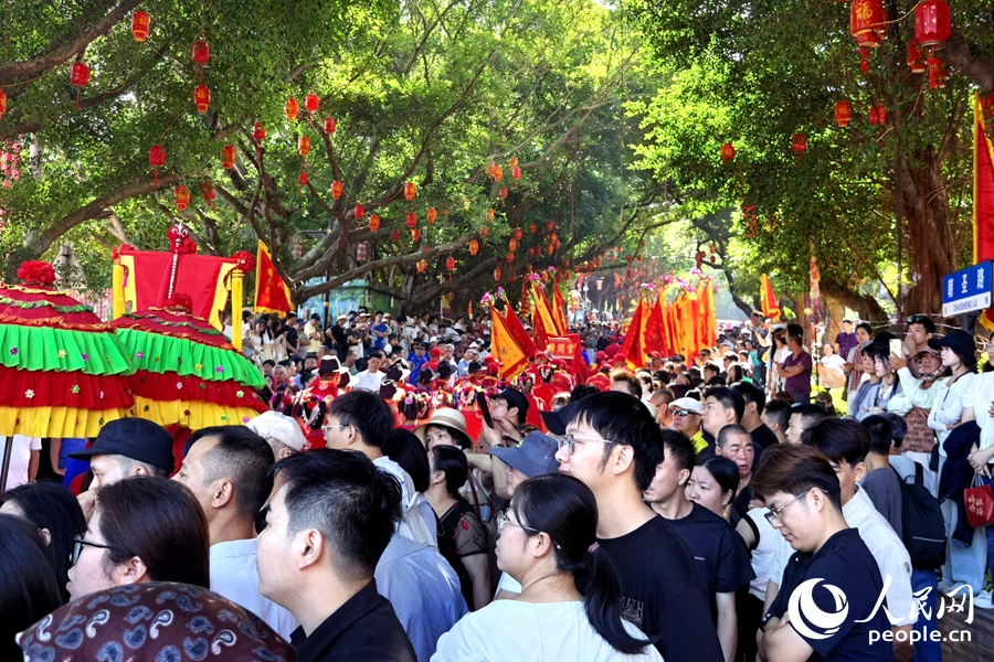 沿途民众驻足瞻仰。人民网记者 林盈 摄