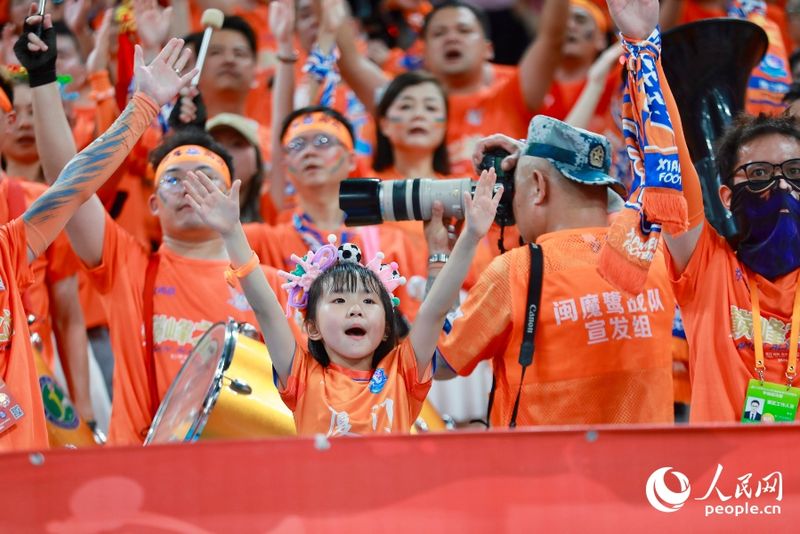 一名厦门队小球迷高举双手,为球队呐喊助威。人民网 欧阳奕奕 摄