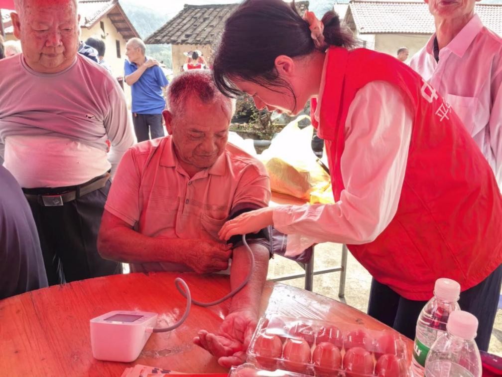 平安产险龙岩中心支公司：爱在重阳润桑榆 平安温情护银龄  