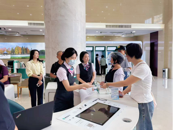 重阳敬老情意浓 社保金融暖人心