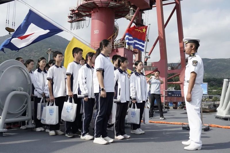市民和学生登舰参观。人民海军供图