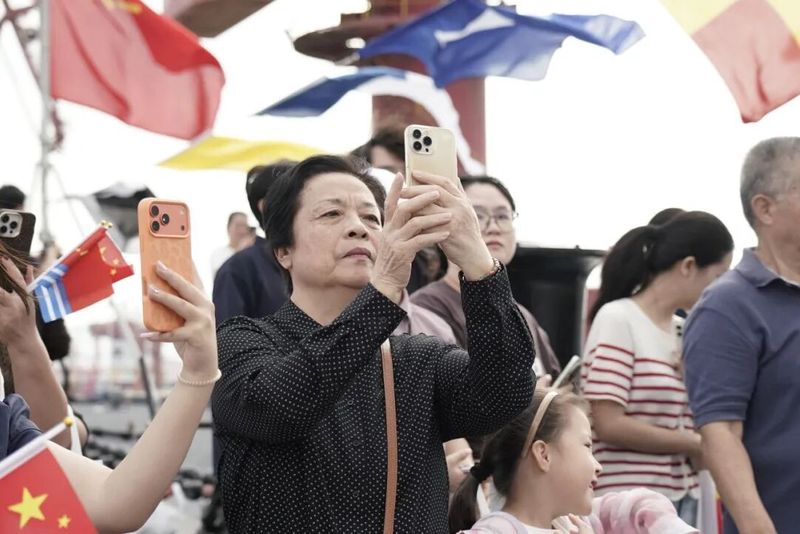 市民和学生登舰参观。人民海军供图