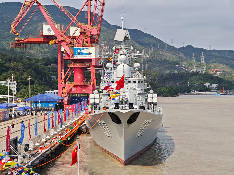 海军“福州舰”停靠在福州马尾青州码头。新华社记者 周义 摄