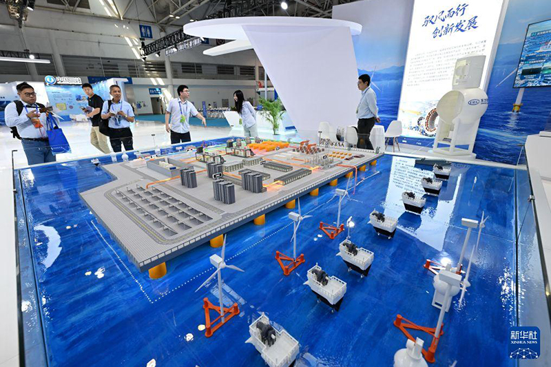10月16日,参观者在2026第四届福建国际海洋装备博览会的福建海上风电装备专题展参观。新华社记者 林善传 摄