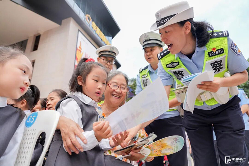 交警向老年朋友宣讲交通安全知识。包华/摄