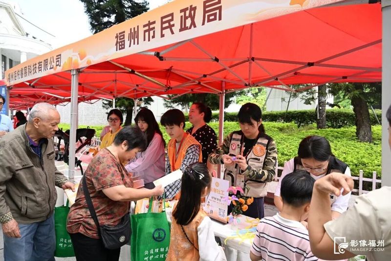 集市摊位吸引众多老年朋友驻足。叶诚/摄