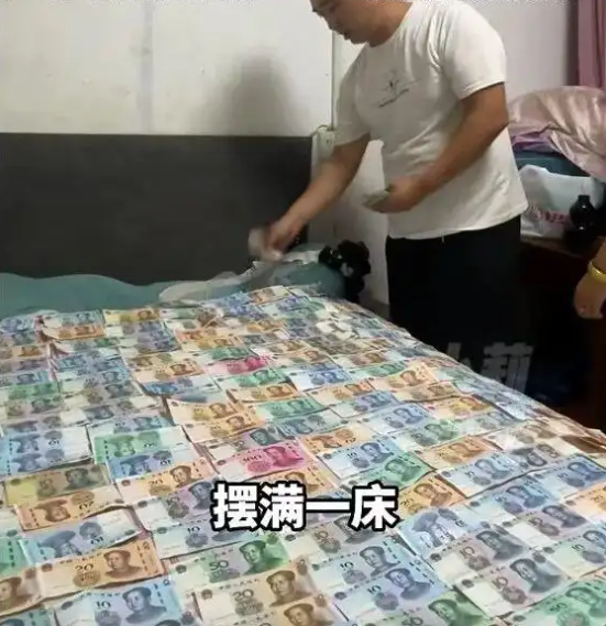 为戒烟每天存40元 9个月后烟钱摆满床:攒下的钱,给媳妇买了折叠手机