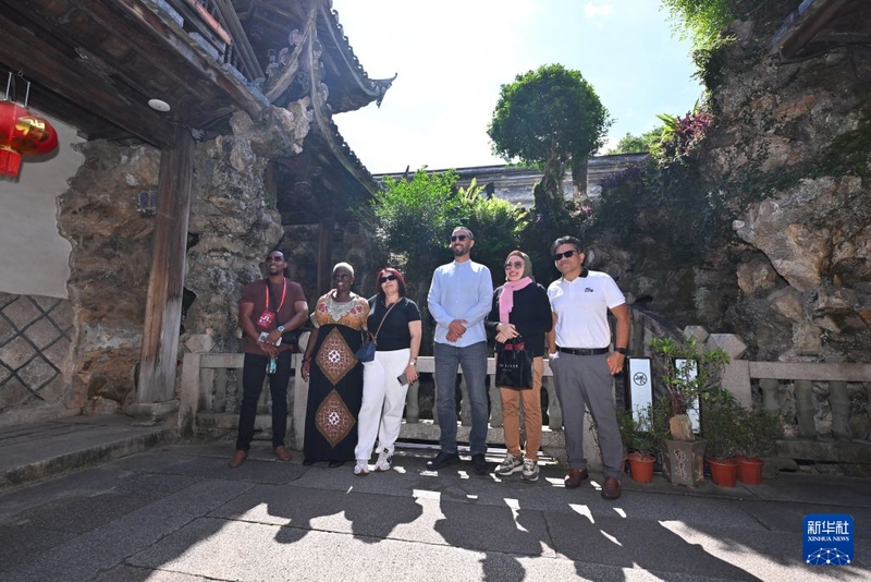 10月18日，嘉宾在福州三坊七巷小黄楼景点参访。新华社记者 姜克红 摄