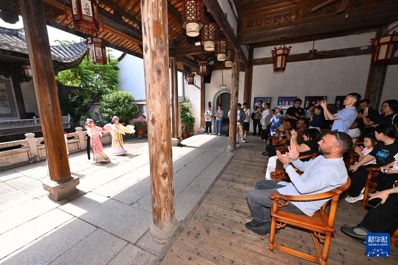 10月18日，嘉宾在福州三坊七巷水榭戏台景点观看闽剧演出。新华社记者 姜克红 摄