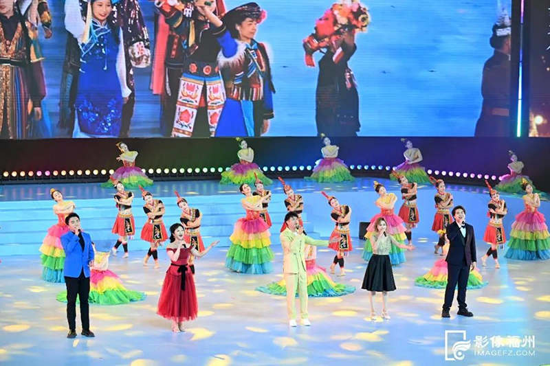来自福建、香港、澳门、台湾及海外侨胞群体的5位歌手同台共唱本届民族传统体育运动会主题歌《中华儿女情》。记者 池远 摄