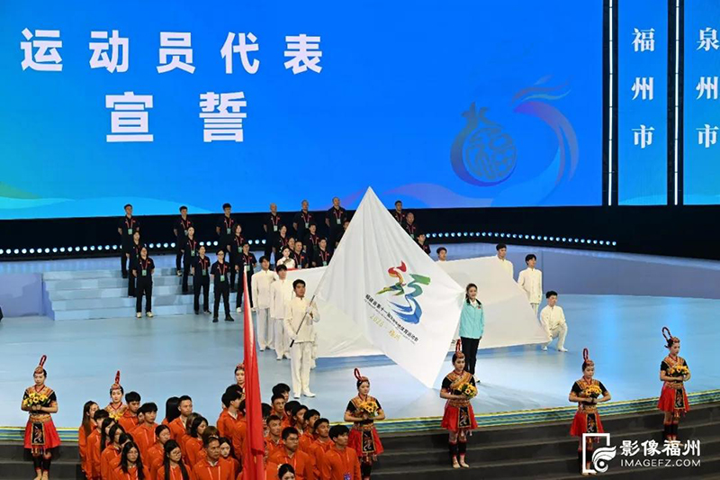 运动员代表宣誓。记者 池远 摄