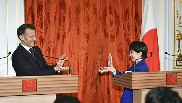 法国抗议者模仿《七龙珠》动漫角色，嘲讽&ldquo;马克龙和高市早苗互动&rdquo;