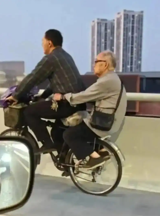 中年男子骑车载白发老人看哭网友 拍摄者想起自己逝去的父亲:既感动又心酸