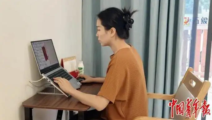 梁银霞在宿舍处理工作。中青报&middot;中青网记者 谢洋/摄