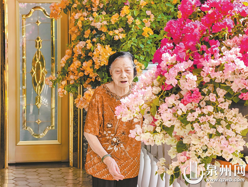 住在“花房”的百岁老人李秀华。
