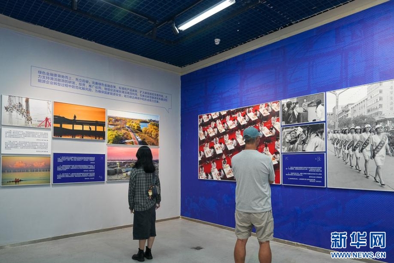 10月20日，参观者在观看摄影展。新华网 肖和勇 摄