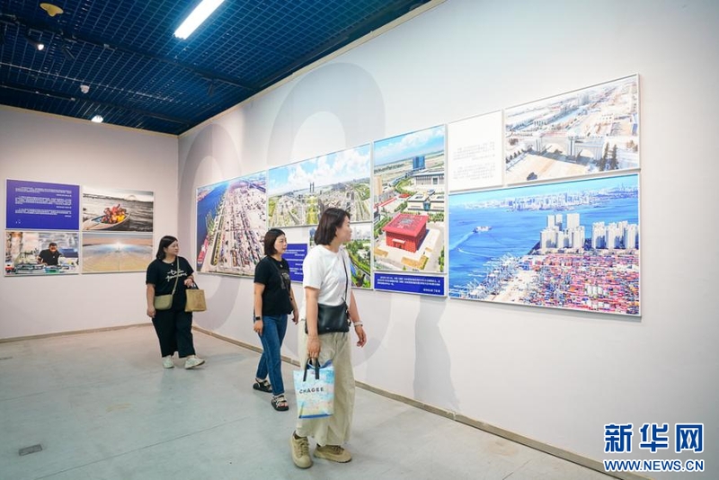 10月20日，参观者在观看摄影展。新华网 肖和勇 摄