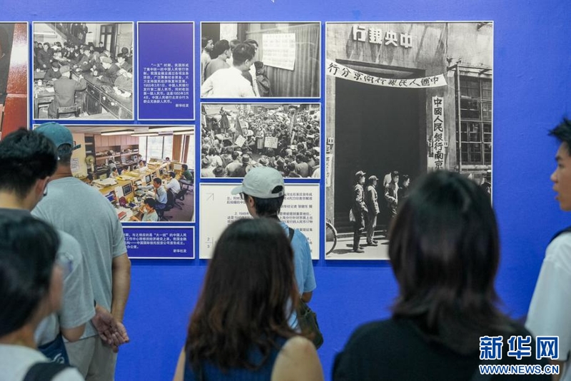 10月20日，参观者在观看摄影展。新华网 肖和勇 摄