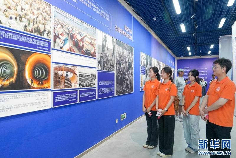 10月20日，来自福建江夏学院的学生在观看摄影展。新华网 肖和勇 摄