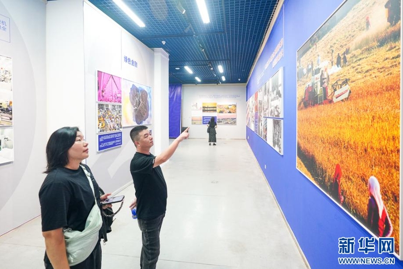 10月20日，参观者在观看摄影展。新华网 肖和勇 摄