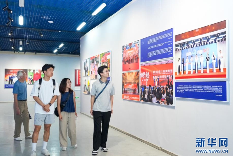 10月20日，参观者在观看摄影展。新华网 肖和勇 摄