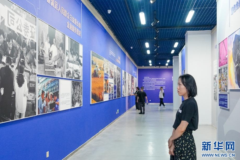 10月20日，参观者在观看摄影展。新华网 肖和勇 摄