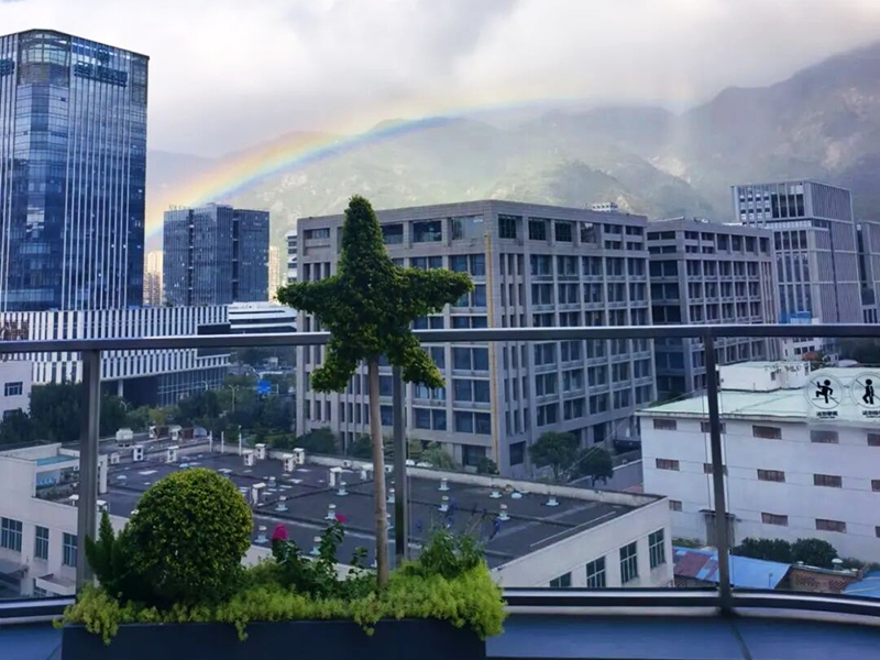 10月21日下午，福州的天空惊现绚丽彩虹。