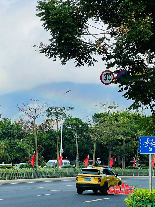 10月21日下午，福州的天空惊现绚丽彩虹。