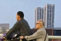 中年男子骑车载白发老人看哭网友 拍摄者想起自己逝去的父亲：既感动又心酸