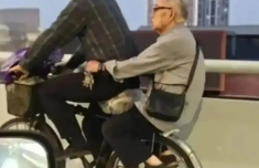 中年男子骑车载白发老人看哭网友 拍摄者想起自己逝去的父亲：既感动又心酸