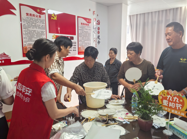 定格一张笑脸 点亮一把漆扇 温暖一片桑榆
