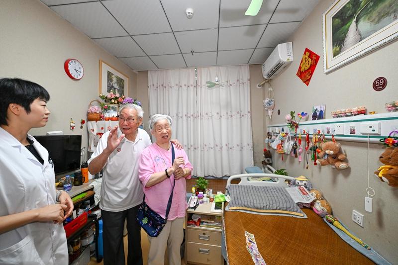 在鼓楼，看见这些老人的幸福模样