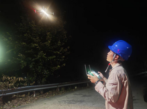 无人机搭载夜巡探照灯
