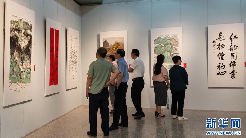 10月21日，参观者在观看书画展。新华网 刘丰 摄