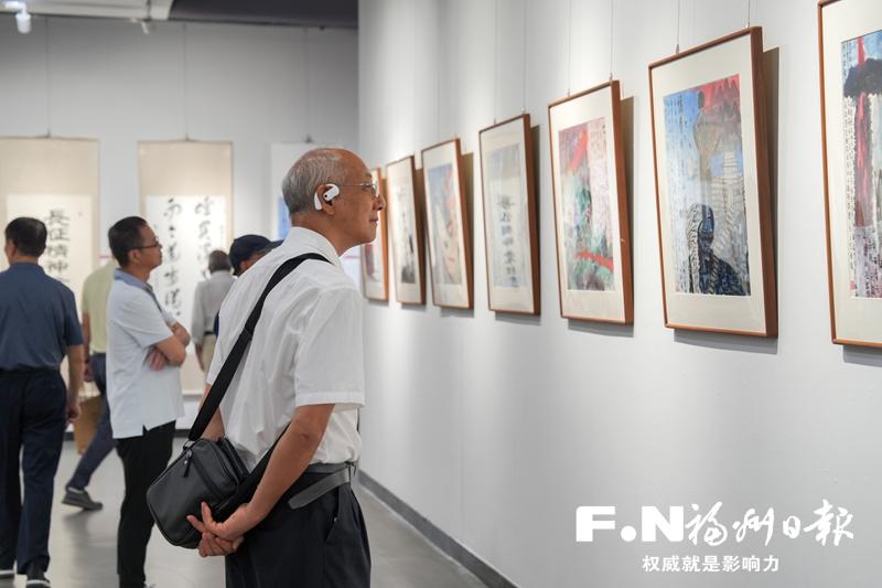10月21日，众多市民前来观展。记者 包华 摄