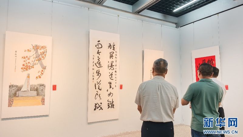 10月21日，参观者在观看书画展。新华网 刘丰 摄