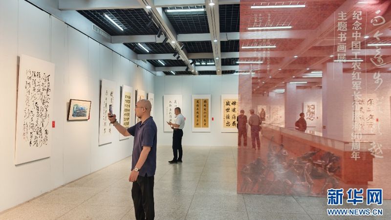 10月21日，参观者在观看书画展。新华网 刘丰 摄