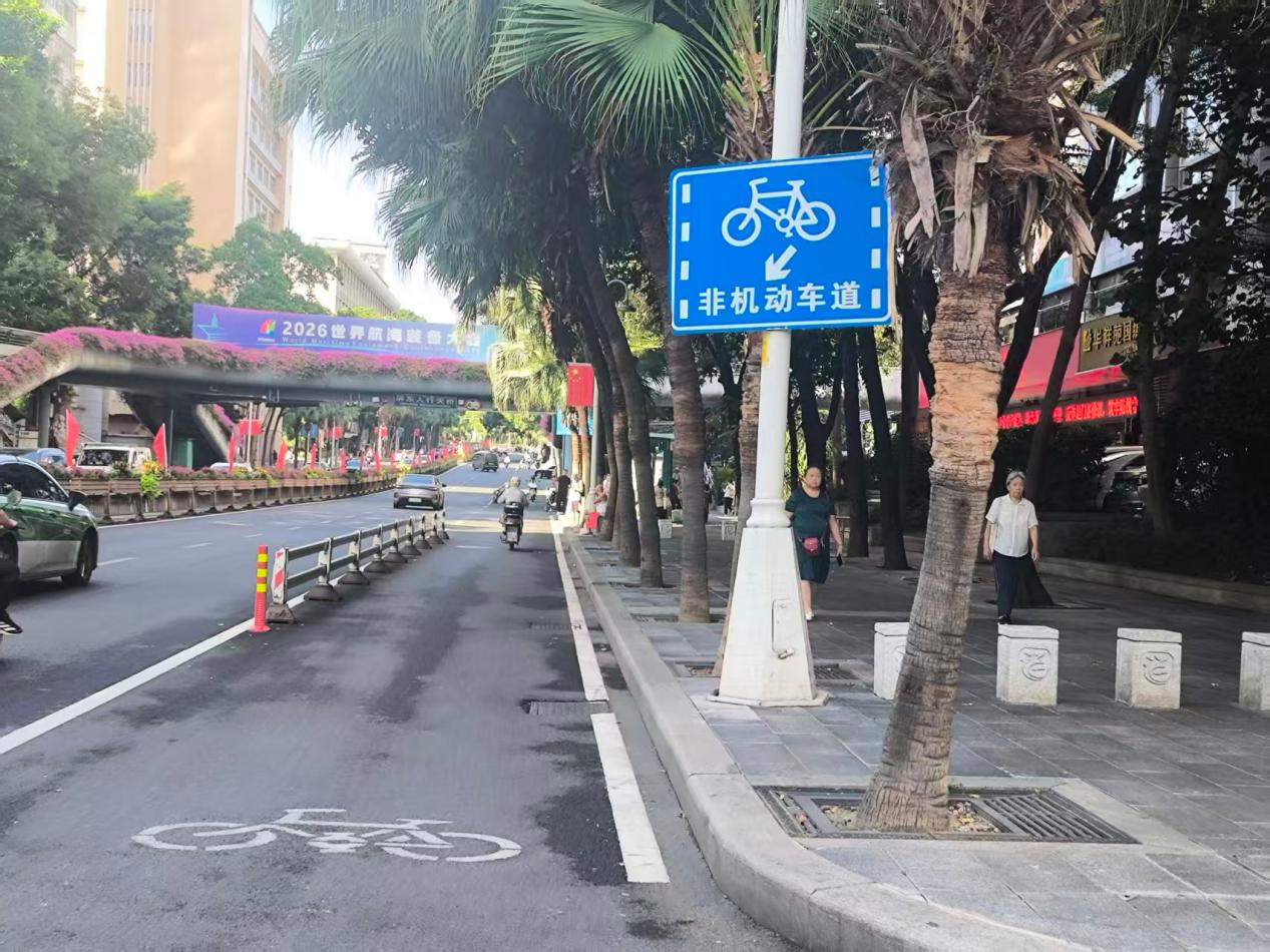 超车后立即变道进站，骑手途经公交站遇惊险瞬间