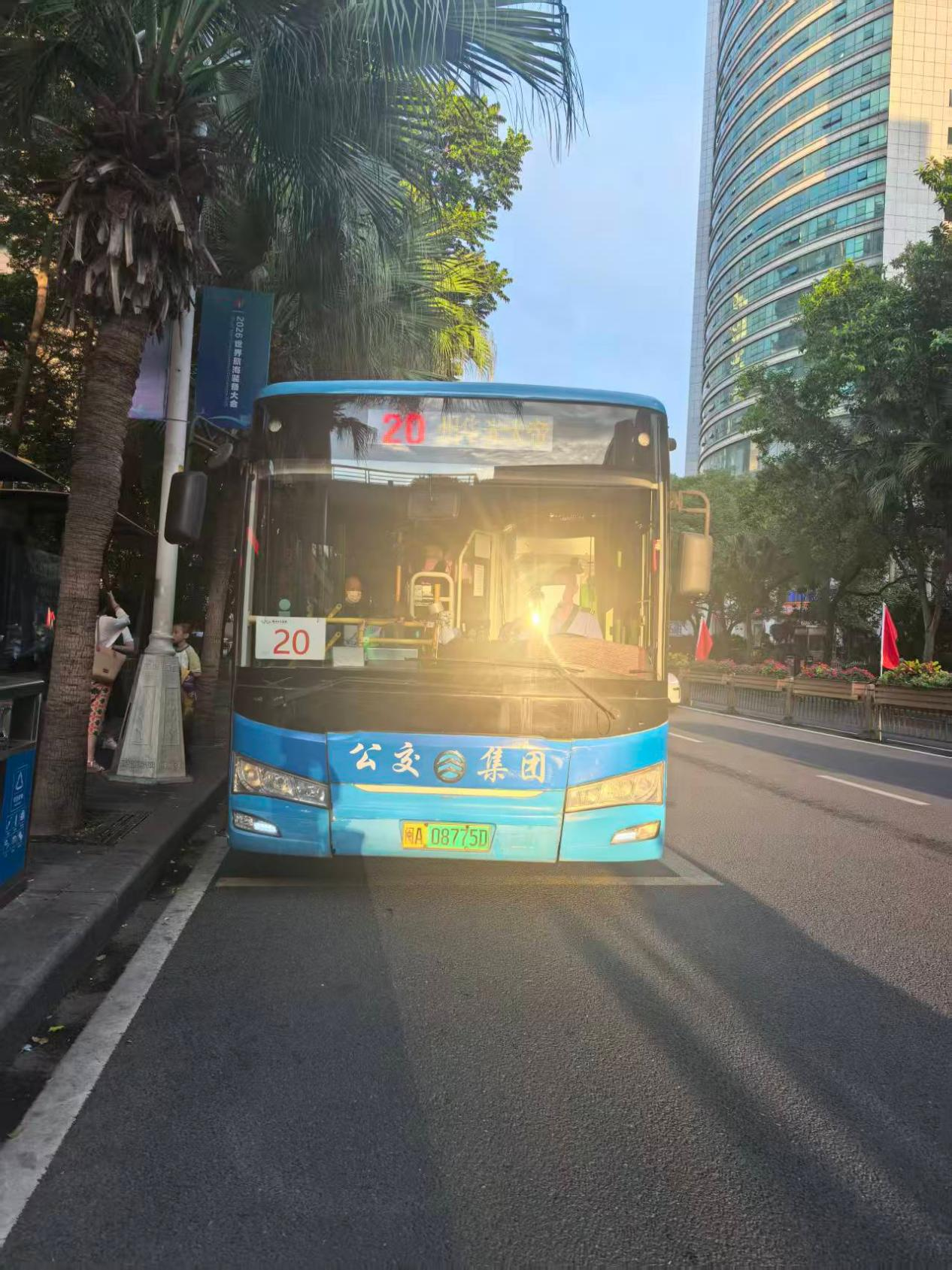 超车后立即变道进站，骑手途经公交站遇惊险瞬间