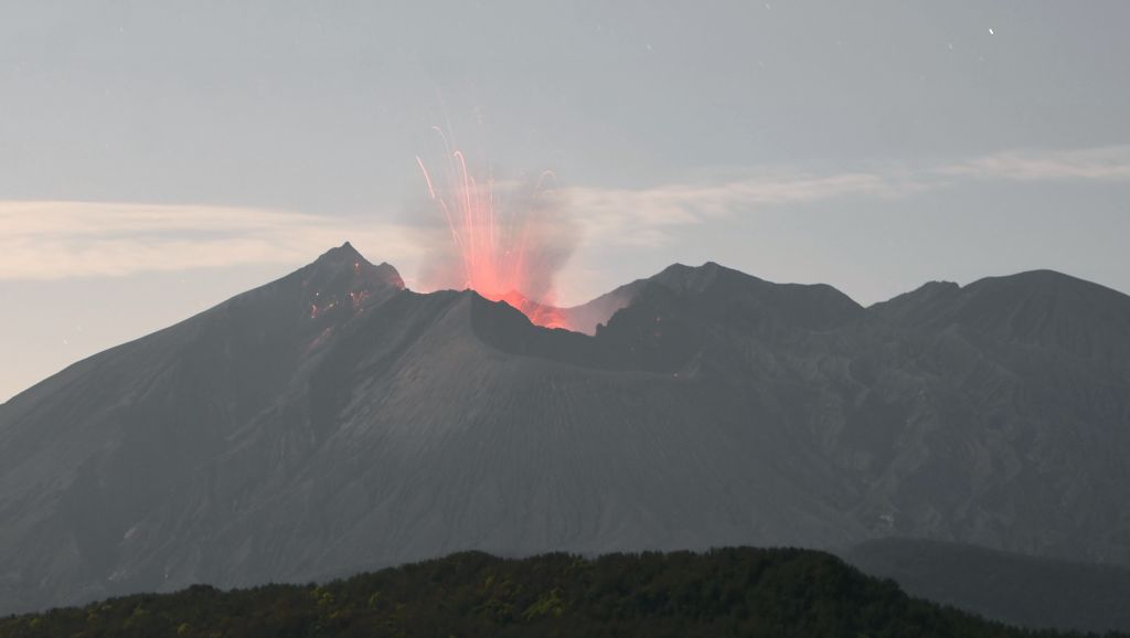 日本鹿儿岛县火山喷发 烟雾最高至1800米