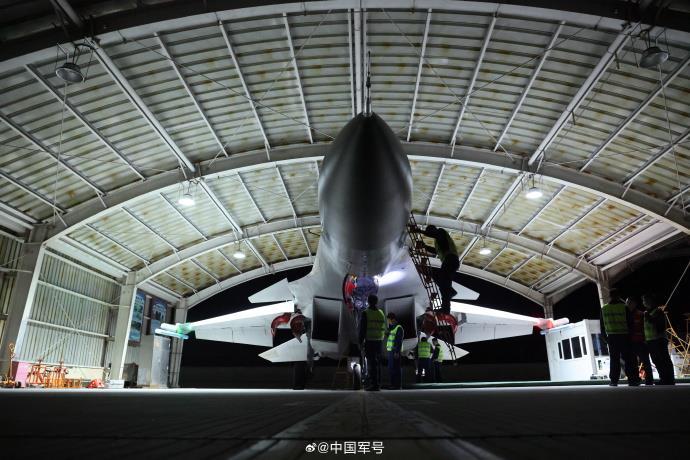 歼-15红蓝对抗训练最新画面。